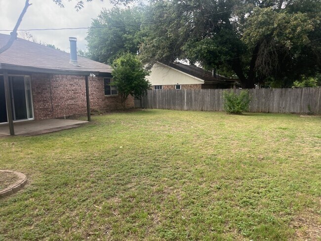 Building Photo - Kenndale ISD! Beautiful 3 /2/2 Arlington !...