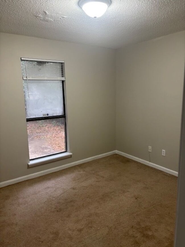 Building Photo - Available Now! Managed by Blanchard and Calhoun