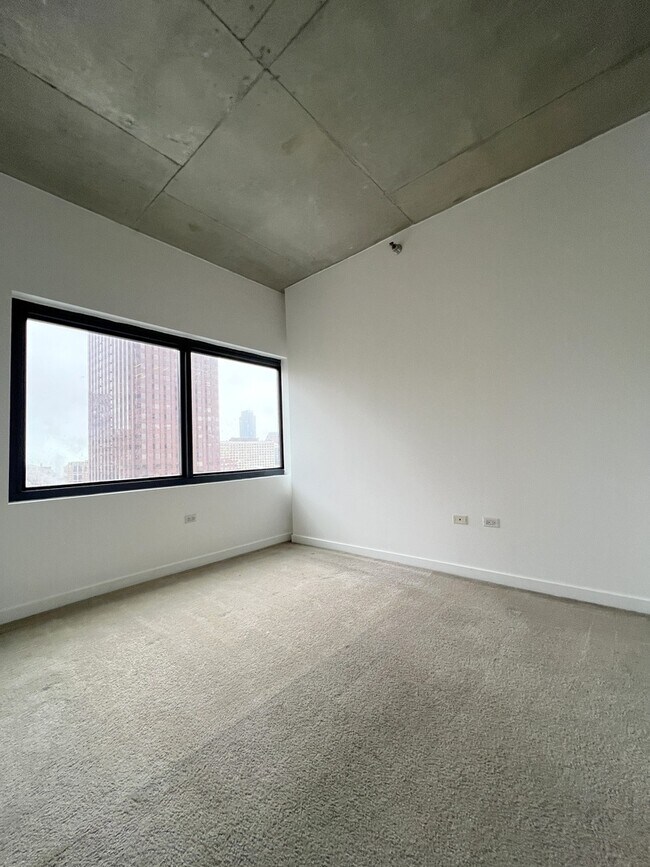 Building Photo - 235 W Van Buren St