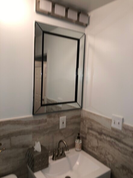 Building Photo - 3225 N 33rd St