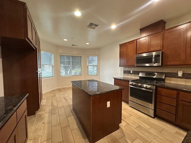 Building Photo - NW Visalia Home Coming Soon!