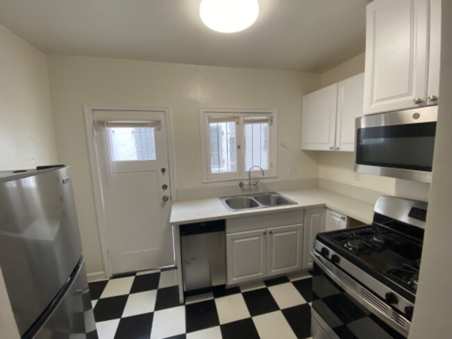 Building Photo - 628-628 N Plymouth Blvd