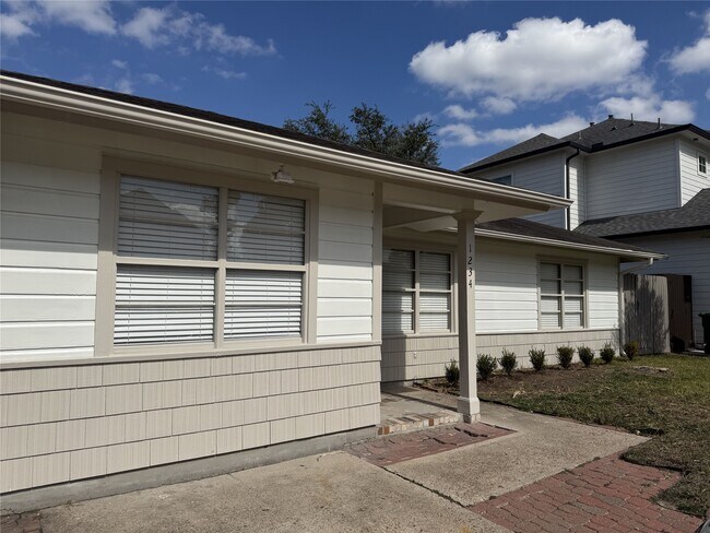 Building Photo - 1234 Gardenia Dr