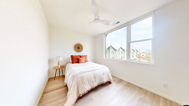 Building Photo - Professional Coliving - Private Room & Wal...