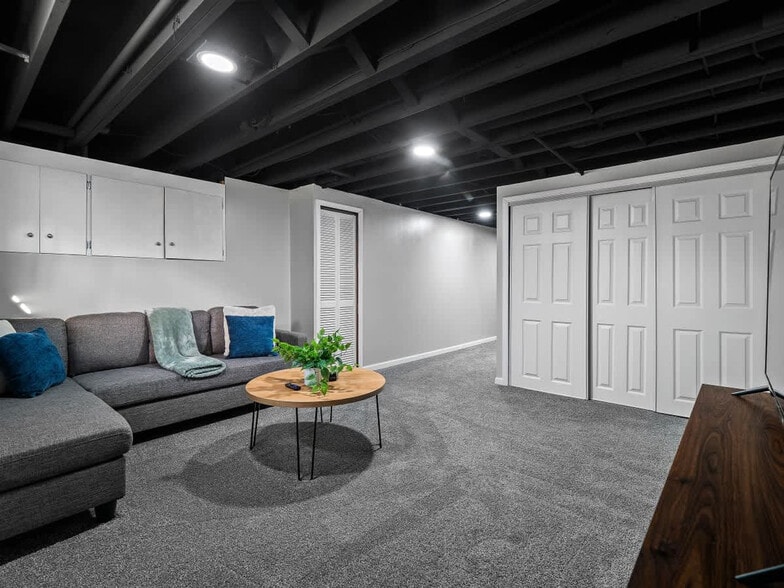 Building Photo - 4861 Pineview Dr