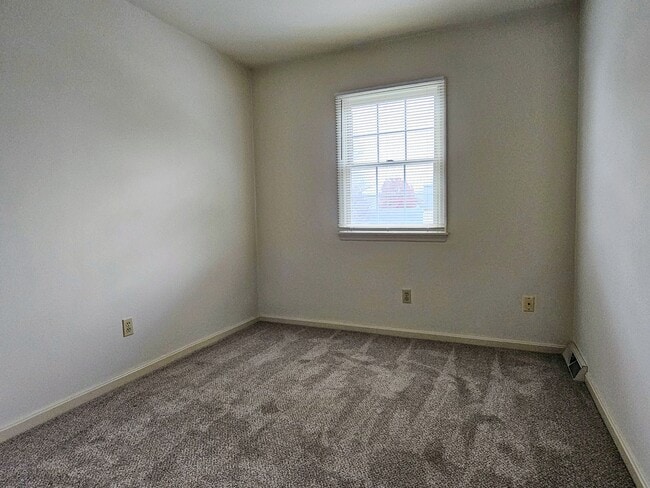 Building Photo - 88 Robinhill Dr