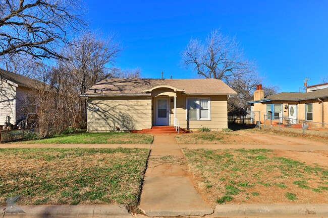 Building Photo - 2 bedroom 2 bath! NEW PAINT! NEW STOVE!