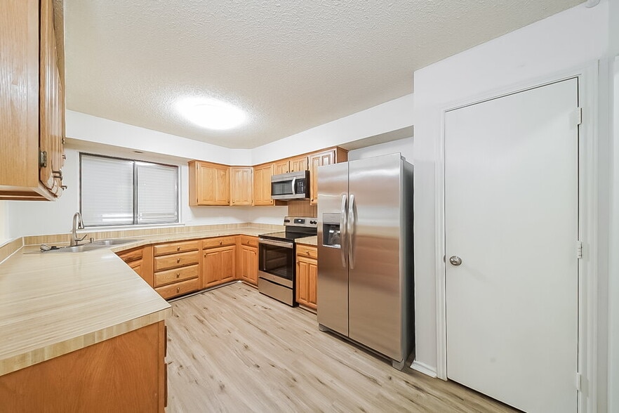 Building Photo - 940 Holly Ln