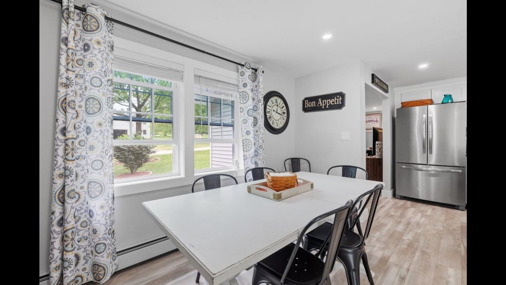 dining area (unfurnished) - 8 Edgewood Ter