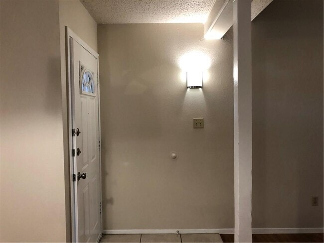 Building Photo - 6907 Woodhue Dr