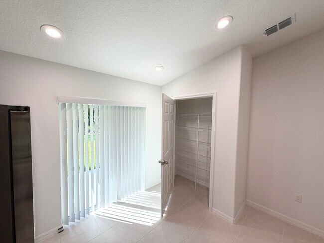 Building Photo - 2 Whee Pl