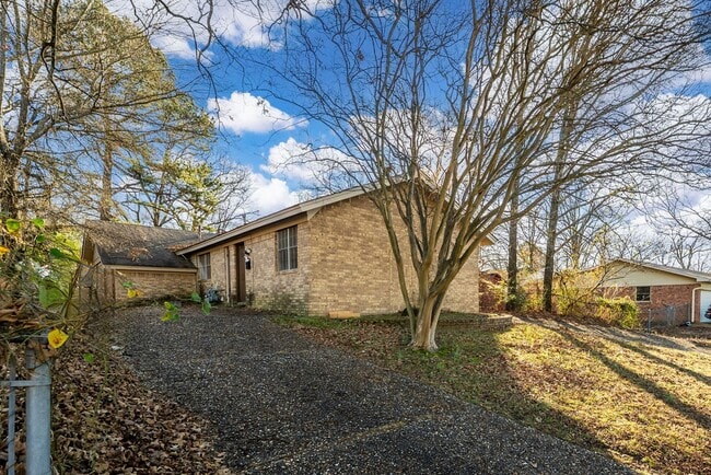 Building Photo - 6104 Meadowbrook Ln