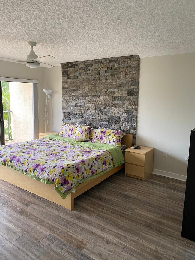 Building Photo - 7550 Sunshine Skyway Ln S