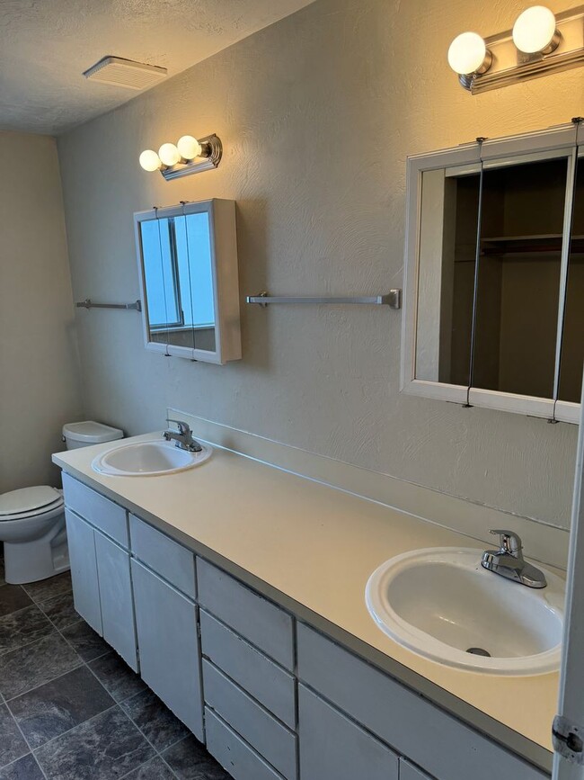 Building Photo - Updated 2 bedroom 1 bathroom duplex in Springfield!