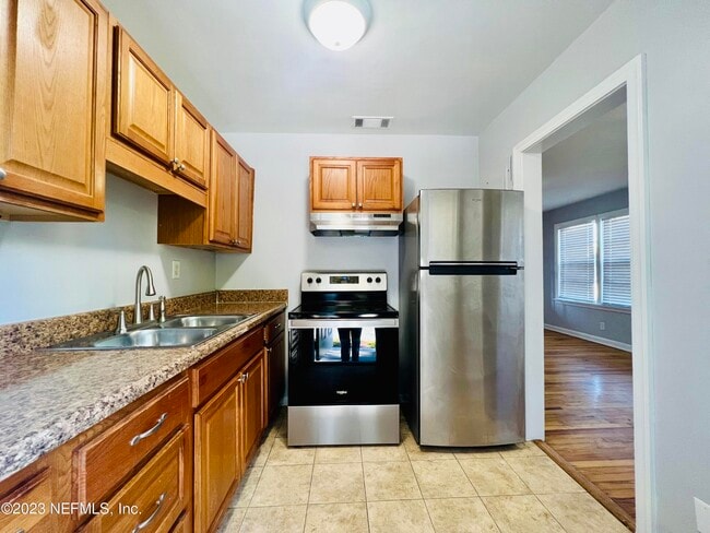 Building Photo - 2105 Kingswood Rd