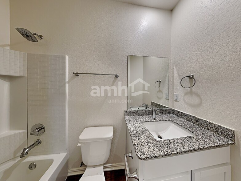 Building Photo - 421 Pebble Bend