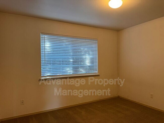 Building Photo - 739 Jackson St W