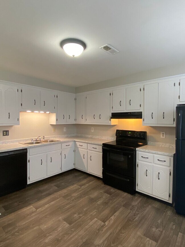 Building Photo - Move In Ready!!