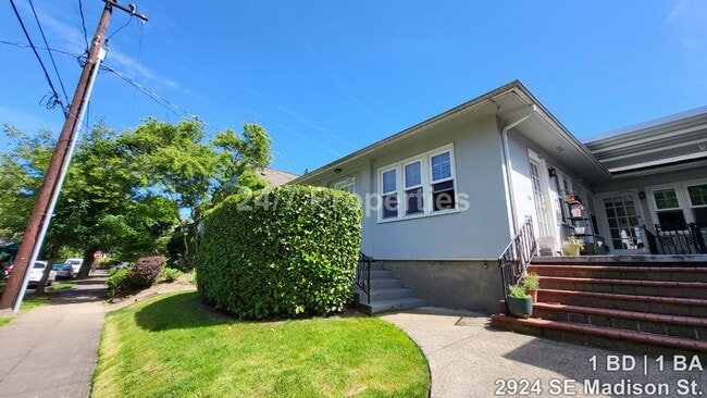 Primary Photo - Vintage 1 BD | 1 BA End Unit - Hawthorne B...