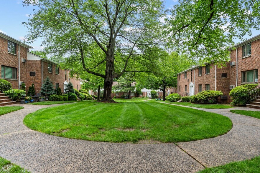 Courtyard - 33B Troy Dr