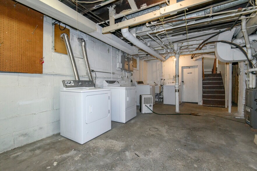 Building Photo - 2028 S 85th St