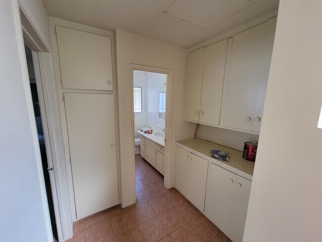 Hallway Storage - 564 Oleander Dr