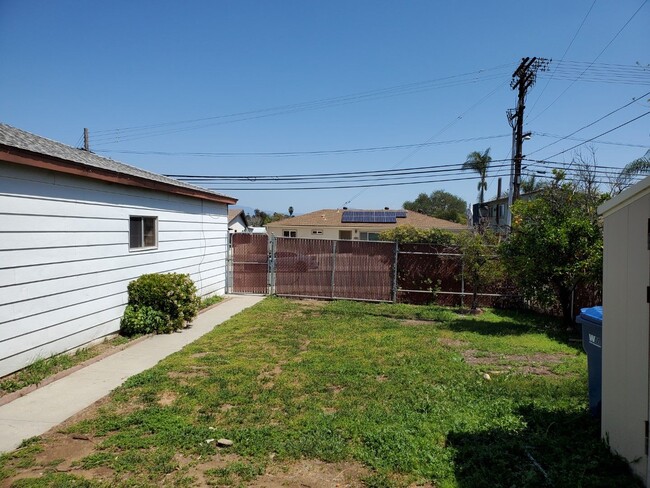 Building Photo - Spacious Santee single-story home on a siz...