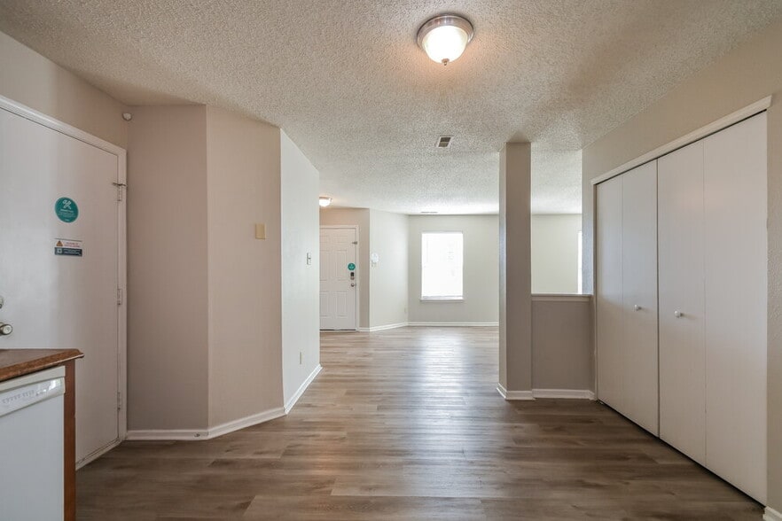 Building Photo - 526 Florence Dr