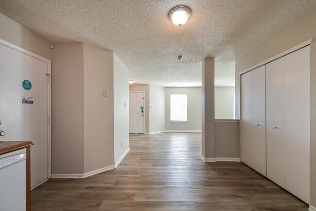 Building Photo - 526 Florence Dr