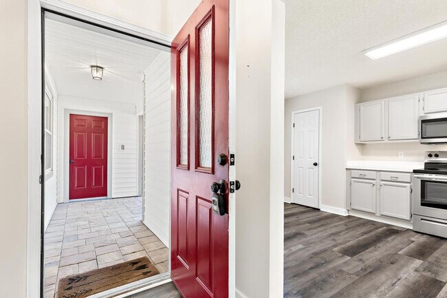 Building Photo - Charming Waterfront Home in Southside