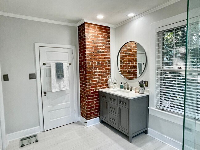 Building Photo - Charming Larchmont 4 Bedroom - 2 Sun Rooms...