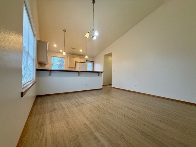 Building Photo - COME TAKE A LOOK AT THIS BEAUTIFUL NEWLY UPDATED HOME IN REDMOND!!