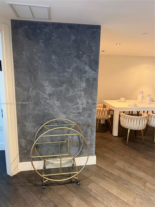 Building Photo - 200 Biscayne Blvd Way