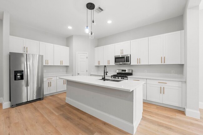 Building Photo - 3532 White Oak Point Dr