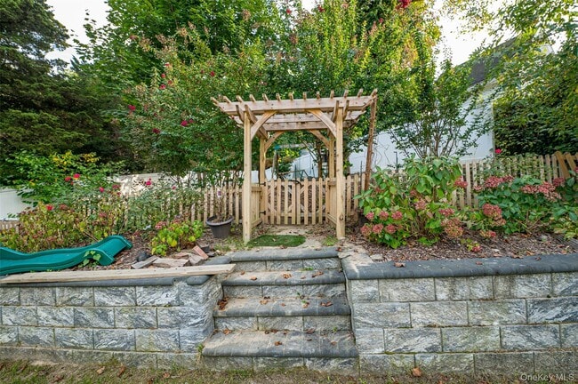 Building Photo - 850 St Johnland Rd