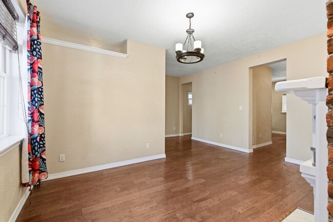 Building Photo - Charming 3 Bedroom/4 Bathroom Detached Home Located In The South Side Flats.  Available Immediately.