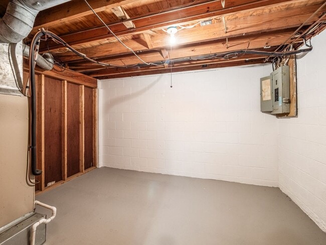 Building Photo - 8235-8237 Goldsmith Dr