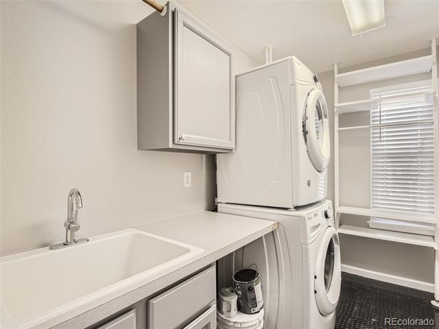 Building Photo - 16234 Creekview Dr