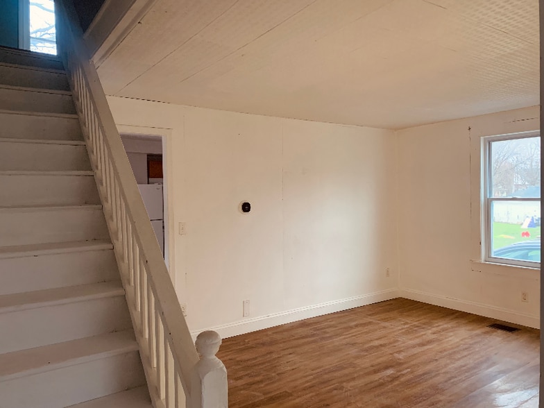 Building Photo - 1402 E River Rd