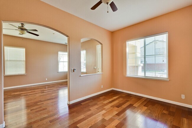 Building Photo - Spacious 3 Bedroom, 2 Bathroom Home with D...