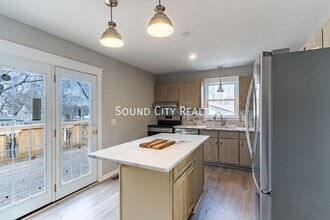 Building Photo - 2410 Albion St