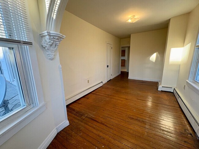 Building Photo - 519-5195 S Market St