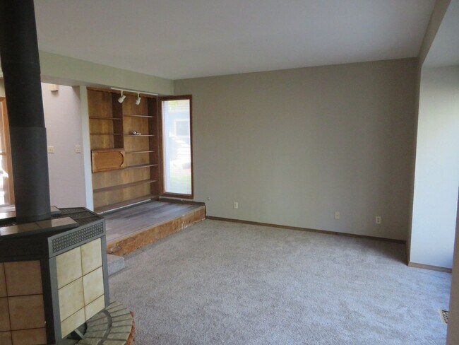 Building Photo - Huge Tri-Level Duplex