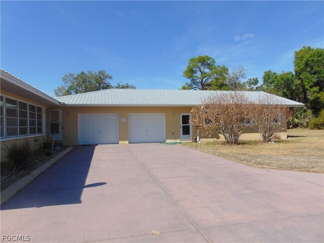 Building Photo - 1092 Riverbend Dr