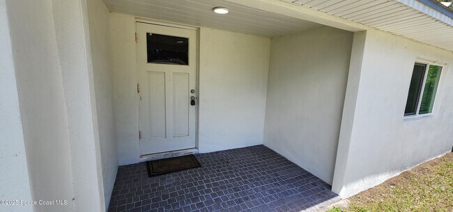 Building Photo - 1576 Avocado Ave