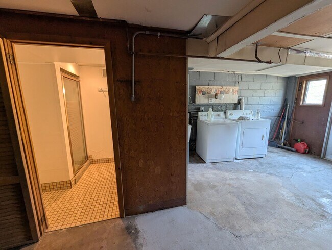 Building Photo - 8638 Henrietta Ave