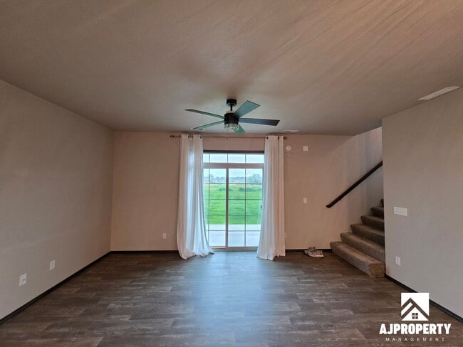Building Photo - 2542 E Meadowside Pl