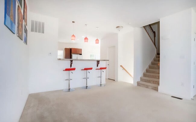 Building Photo - Spacious End-Unit Townhome for Rent in Mer...