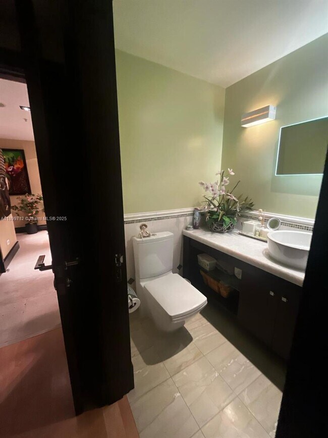 Building Photo - 808 Brickell Key Dr