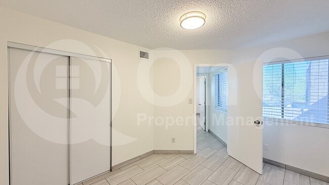 Building Photo - 1712 E Pepper Cir